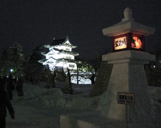 冬の津軽を歩く(2)弘前城の雪燈籠まつり_c0013687_228382.jpg