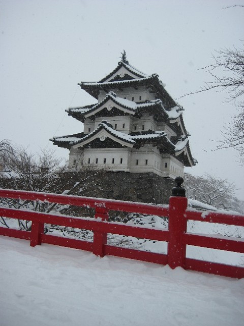 冬の津軽を歩く(2)弘前城の雪燈籠まつり_c0013687_21361638.jpg