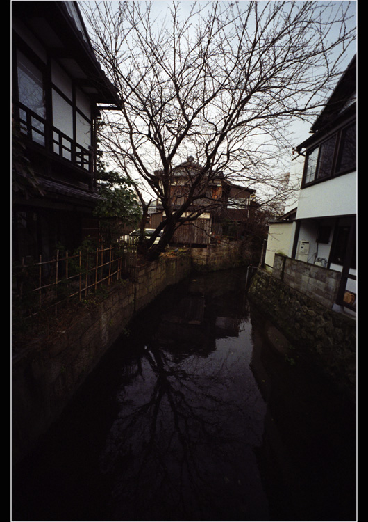 140.20　ホロゴンデイ42「2010年1月23日近江長浜しっとり雨に濡れ」20　実像って何？_c0168172_1936767.jpg