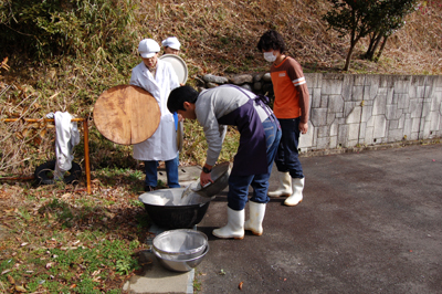 炊き出し訓練と消防総合訓練を行いました。_a0154110_15302118.jpg
