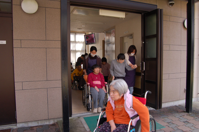 炊き出し訓練と消防総合訓練を行いました。_a0154110_154432.jpg
