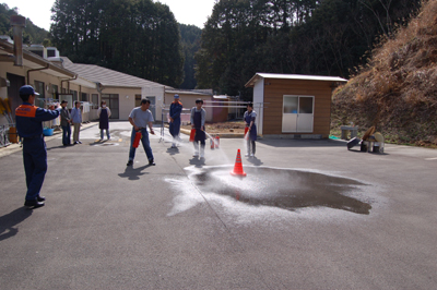 炊き出し訓練と消防総合訓練を行いました。_a0154110_15485186.jpg