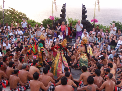 ウルワツ寺院ではやつに注意！　　　　　     　　BALI_e0184067_9351281.jpg