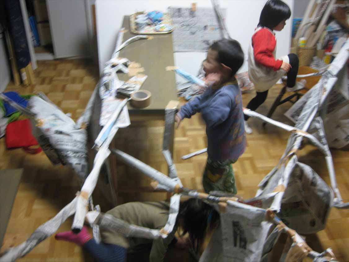 新聞紙をつかって ・幼児クラス_f0211514_1802069.jpg