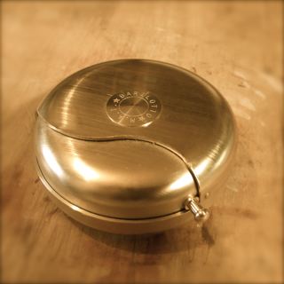 真鍮の携帯灰皿 片手にピストル 心に花束 真鍮の携帯灰皿 片手にピストル 心に花束