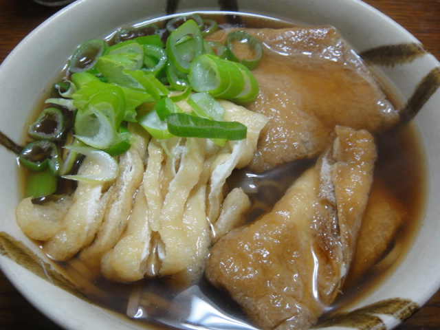 きつね蕎麦、豚ロース肉の甘辛焼き、鶏ツクネ団子の餡かけ、納豆、カレー饂飩です。_a0143437_141227.jpg