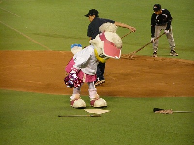 だれ、ホースを踏んでいる子は?_b0166128_1015365.jpg