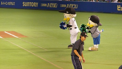 だれ、ホースを踏んでいる子は?_b0166128_1144144.jpg