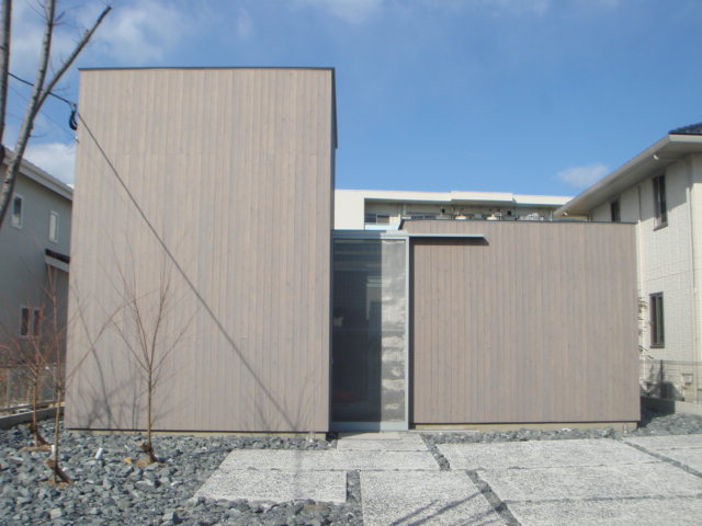 家らしくない家 な外観 そらいろの屋根