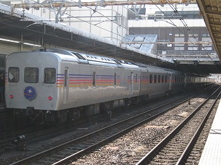 大宮駅進入中、寝台特急カシオペア号_c0222209_185409.jpg