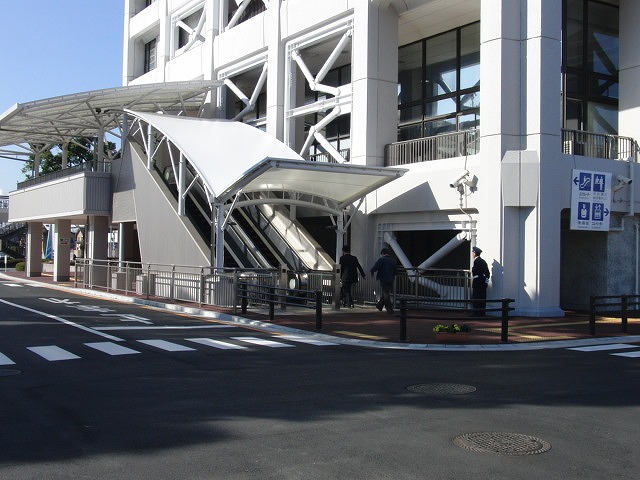 市役所の外部エスカレーターが完成!_f0141310_23241035.jpg