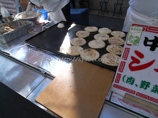 巣鴨地蔵通り　シャーピン（餡餅）屋台　ビール片手にいいですよ_c0153764_1850131.jpg