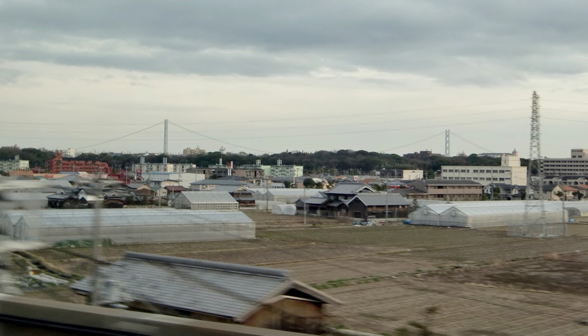 山陽新幹線の車窓から望む明石海峡大橋_e0147022_1244345.jpg