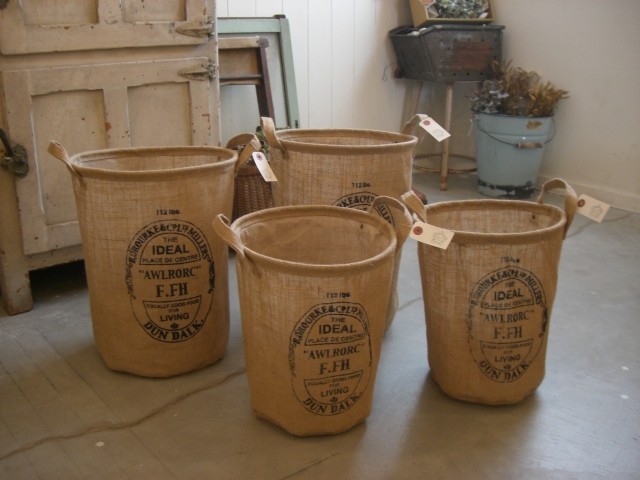 木箱とジュートと水筒と。_a0164280_2355988.jpg