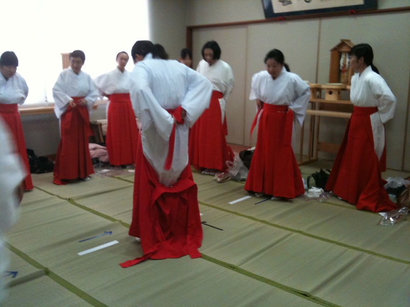 巫女になりました_f0187875_12543634.jpg