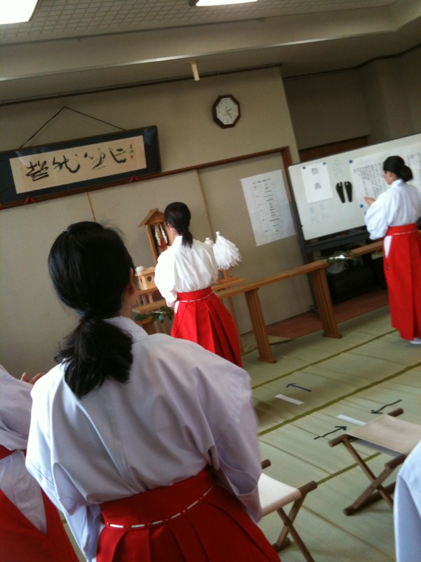 巫女になりました_f0187875_1257479.jpg