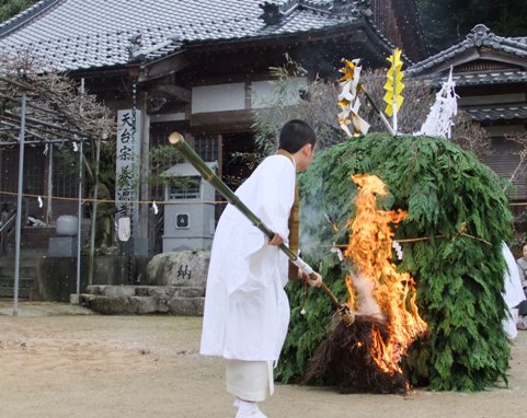 天台宗養源寺の火渡り_e0177792_16504346.jpg