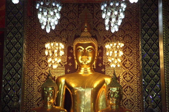 北タイの寺 Wat Phra That Hariphumchai　その２　　　　（2010年3月17日）_a0094850_14231626.jpg