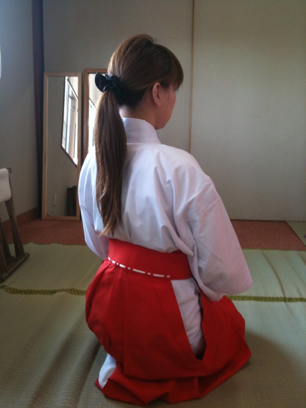 巫女になりました_f0187875_12102669.jpg