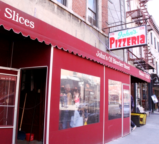 ブリーカー・ストリート沿いにある老舗のピザ屋さん、John\'s Pizzeria_b0007805_1373196.jpg
