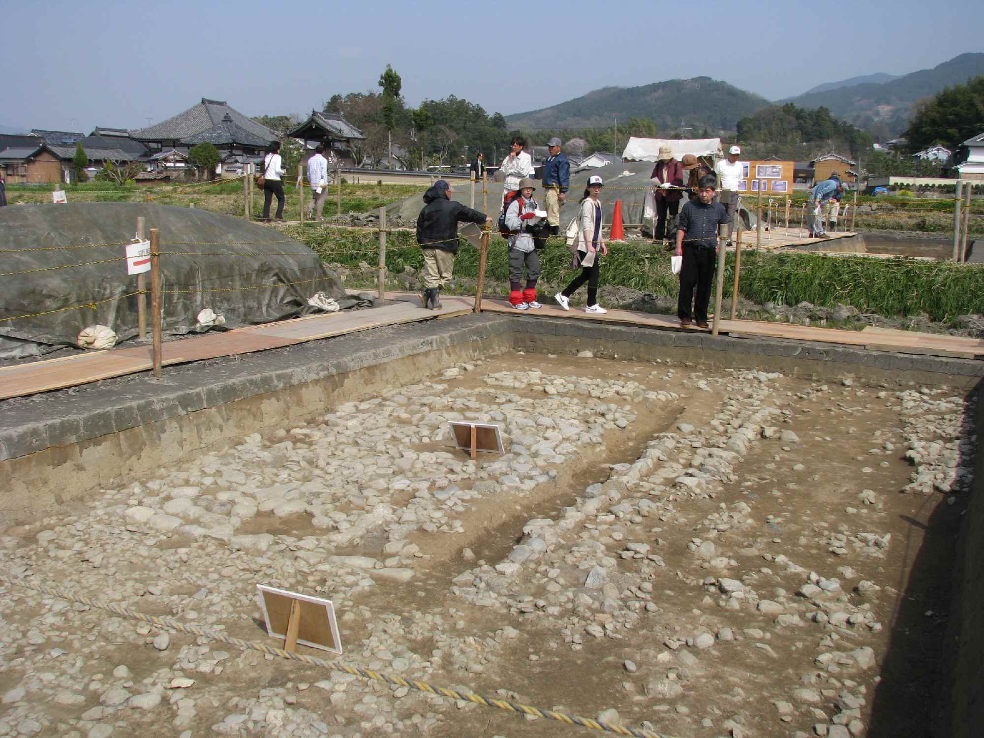 飛鳥寺西方遺跡現地見学会報告_e0080110_2254322.jpg