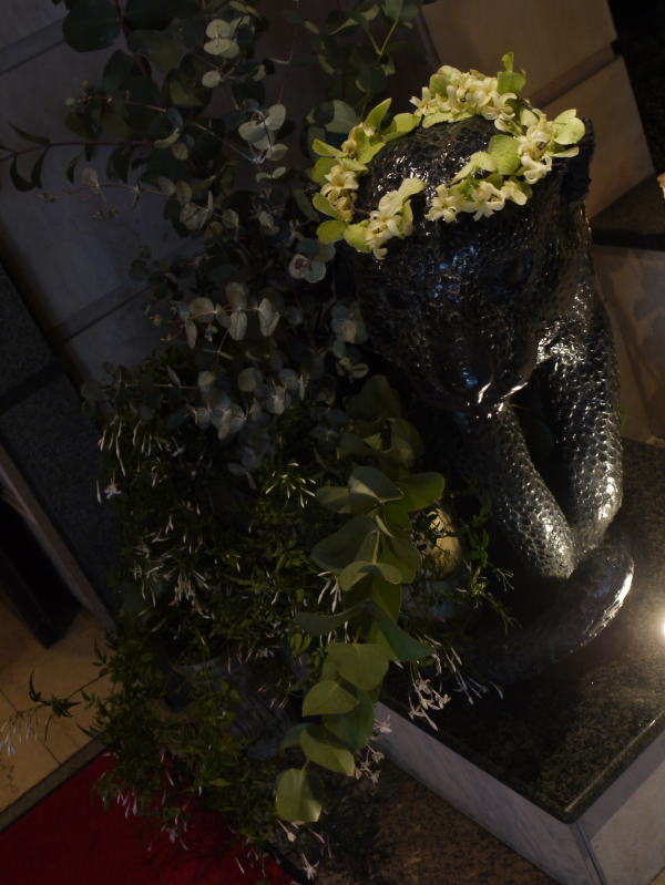 シェ松尾青山サロン様の装花　ニュアンスカラー　と黒ヒョウ_a0042928_22102573.jpg