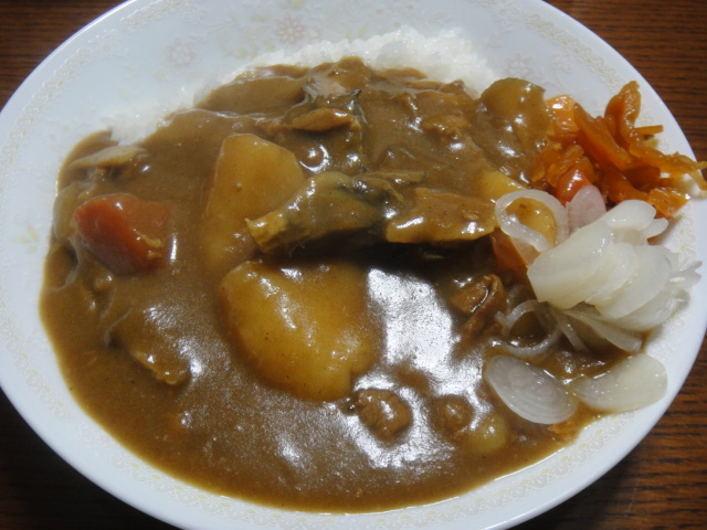 カレーライス、薩摩揚げと大根の煮物、釜揚げ叉焼丼です。_a0143437_7401117.jpg