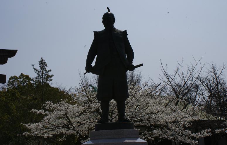 大阪城公園 豊国神社の太閤さんの銅像と桜 たんぶーらんの戯言