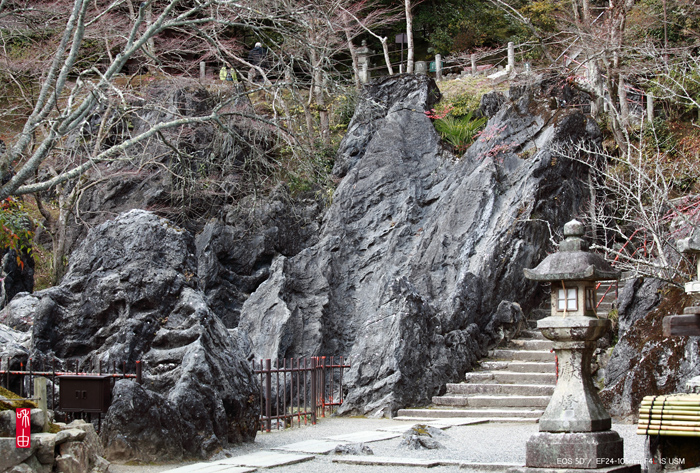 岩盤の上に建つ石山寺_c0187744_194717.jpg