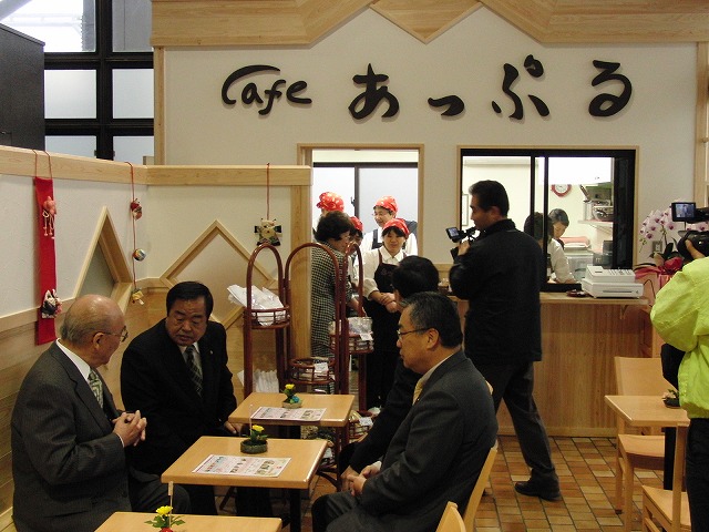 市役所2階市民ホールに喫茶「cafeあっぷる」がオープン_f0141310_23493399.jpg