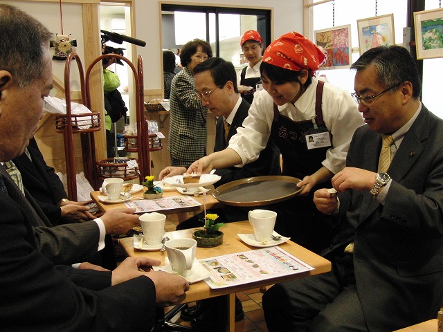 市役所2階市民ホールに喫茶「ｃａｆｅあっぷる」がオープン_f0141310_2350420.jpg