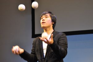 メディアテークでジャグリング(昨年の出演)_b0008475_19283359.jpg