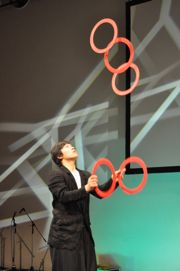 メディアテークでジャグリング(昨年の出演)_b0008475_1928473.jpg