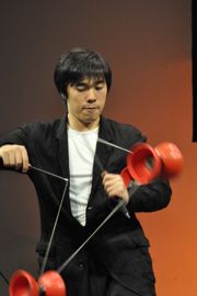 メディアテークでジャグリング(昨年の出演)_b0008475_19294131.jpg