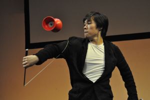 メディアテークでジャグリング(昨年の出演)_b0008475_19295260.jpg