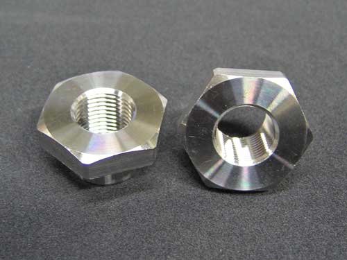 1％ GPZ900Rニンジャ用 チタンスイングアームピボットナット登場