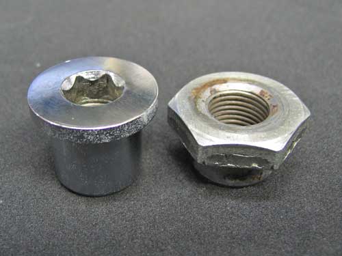 1％ GPZ900Rニンジャ用 チタンスイングアームピボットナット登場