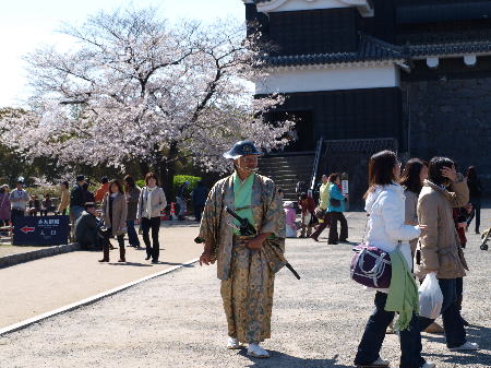 お城の桜満開_f0177175_2256573.jpg