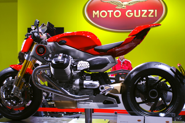 MOTO GUZZI V12 LMにシビレル : La nuova vespa?