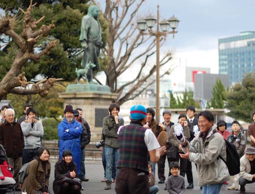 お花見をしている人を見に行く_c0006278_4183080.jpg