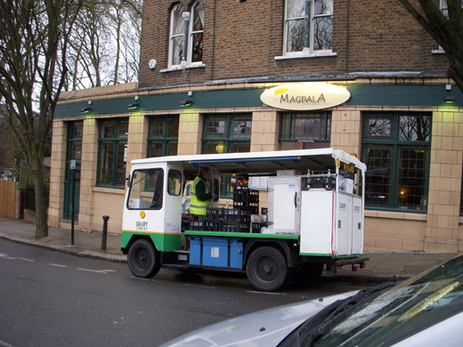 ミルクマンと電気自動車 英国と暮らす From London By Rie Suzuki