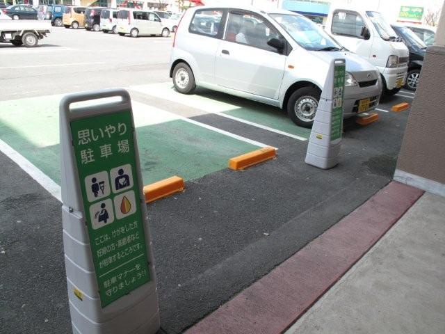 Parking spot for disabled_c0157558_22465733.jpg