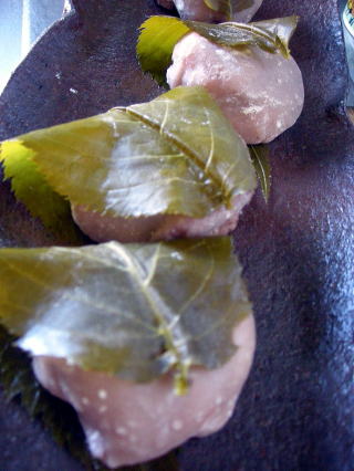 小豆粉で桜イチゴ大福_a0095202_1151187.jpg