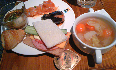 ◆Ocean table ハイレベルランチ・デザートバイキング滝食！！_b0008655_17423592.jpg