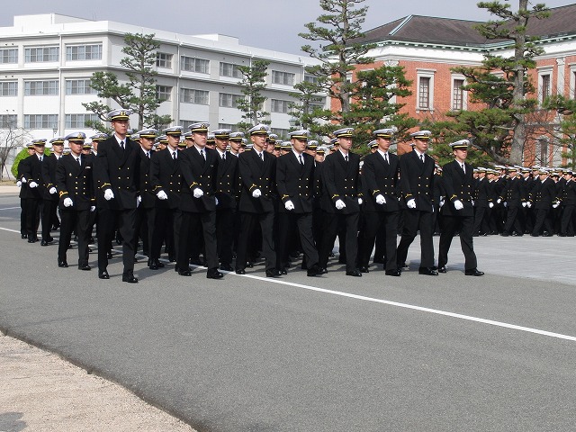 海上自衛隊幹部候補生学校の卒業式　その1_f0141310_23132431.jpg