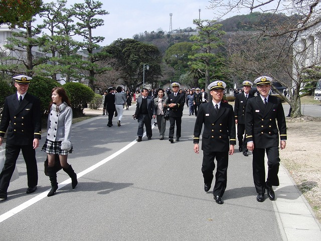 海上自衛隊幹部候補生学校の卒業式 その1_f0141310_2319059.jpg
