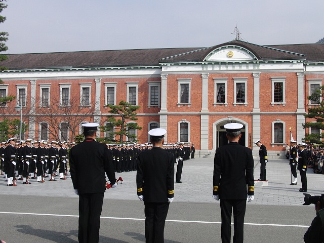 海上自衛隊幹部候補生学校の卒業式　その1_f0141310_239873.jpg