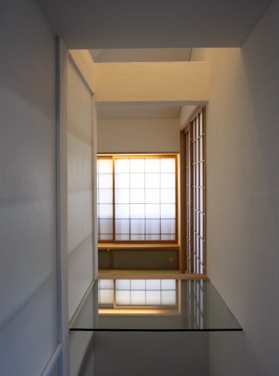 　「国分寺の家」　階段脇の明るい本棚　　階段上の“浮き床”_f0230666_1513324.jpg