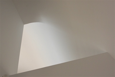 「蓮根の家」　２階のLDＫ　円弧を描く天井　反射した柔らかい陽光は、２階の居間にとどきます_f0230666_16123472.jpg