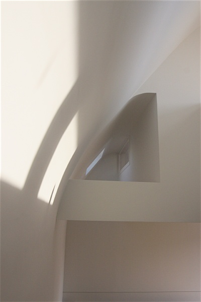 「蓮根の家」　２階のLDＫ　円弧を描く天井　反射した柔らかい陽光は、２階の居間にとどきます_f0230666_169207.jpg